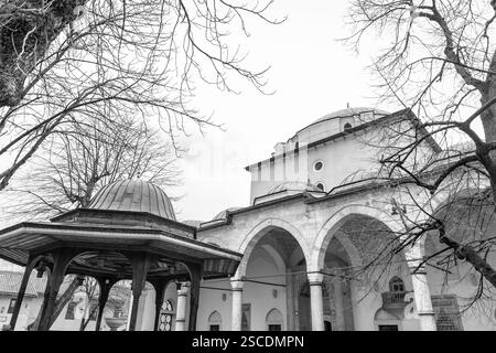 Die Gazi Husrev Beg Moschee ist eine Moschee in Sarajevo. Sie wurde im 16. Jahrhundert erbaut und ist die größte historische Moschee in Bosnien und Herzegowina. Stockfoto