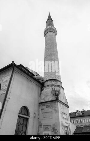 Die Gazi Husrev Beg Moschee ist eine Moschee in Sarajevo. Sie wurde im 16. Jahrhundert erbaut und ist die größte historische Moschee in Bosnien und Herzegowina. Stockfoto