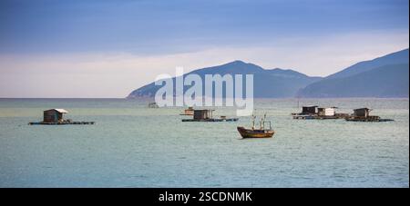 Die Hütten vietnamesischer Fischer auf dem Wasser in der Nähe der Stadt Nha Trang Stockfoto
