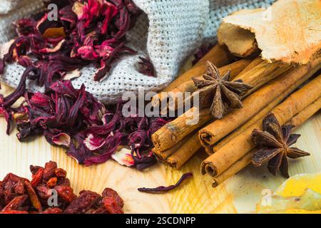 Karkade Tee in einem Sack mit Gewürzen auf einem Holztisch Stockfoto