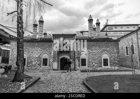 Sarajevo - BiH - 11. Februar 2024: Der Eingang des Gazi Husrev Beg Haknikah in Sarajevo, Bosnien und Herzegowina. Stockfoto