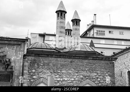 Sarajevo - BiH - 11. Februar 2024: Der Eingang des Gazi Husrev Beg Haknikah in Sarajevo, Bosnien und Herzegowina. Stockfoto