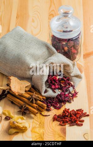 Karkade Tee in einem Sack mit Gewürzen auf einem Holztisch Stockfoto