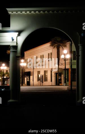 Art déco-Bogen bei Nacht, Napier NZ Stockfoto