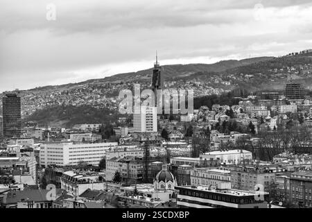 Sarajevo - BiH - 11. Februar 2024: Der Avaz Twist Tower ist ein 40-stöckiges, 175 m hohes Wolkenkratzer in Sarajevo. Das Hauptquartier von Dnevni Avaz, einem bosnischen Newsbad Stockfoto