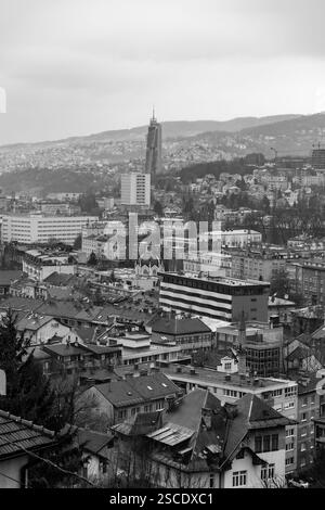 Sarajevo - BiH - 11. Februar 2024: Der Avaz Twist Tower ist ein 40-stöckiges, 175 m hohes Wolkenkratzer in Sarajevo. Das Hauptquartier von Dnevni Avaz, einem bosnischen Newsbad Stockfoto