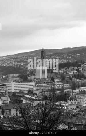 Sarajevo - BiH - 11. Februar 2024: Der Avaz Twist Tower ist ein 40-stöckiges, 175 m hohes Wolkenkratzer in Sarajevo. Das Hauptquartier von Dnevni Avaz, einem bosnischen Newsbad Stockfoto