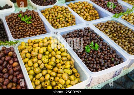 Oliven auf dem Markt der Altstadt von Kotor in Montenegro Stockfoto