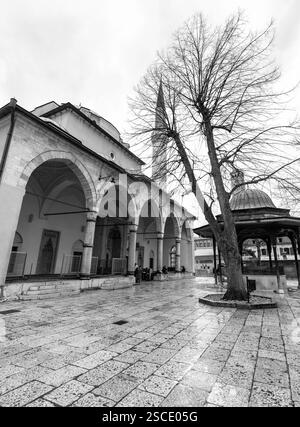 Sarajevo – BiH – 10. Februar 2024: Die Gazi Husrev Beg Moschee ist eine Moschee in Sarajevo. Sie wurde im 16. Jahrhundert erbaut und ist die größte historische Moschee in Bosnien Stockfoto