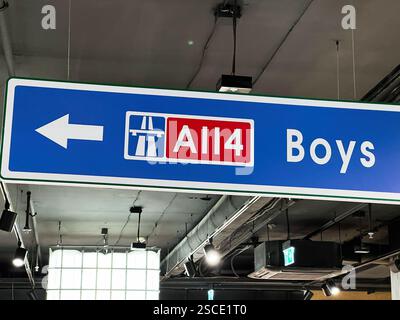 Kiew, Ukraine - 05. Februar 2025: Indoor-Richtungsschild mit Symbolen und Text, die eine Orientierung in Richtung des Jungenbereichs geben. Stockfoto