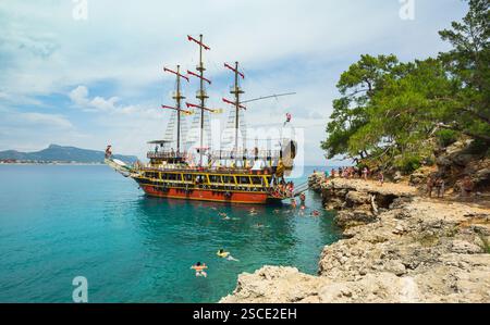 Türkei. Mai 2017. Badegäste von einem alten Piratenschiff im Golf von Antalya Stockfoto