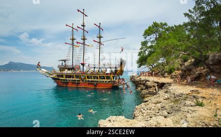 Türkei. Mai 2017. Badegäste von einem alten Piratenschiff im Golf von Antalya Stockfoto