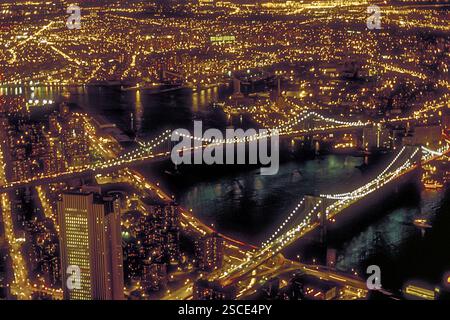 Blick vom ehemaligen World Trade Center bei Nacht auf Brooklyn, East River, Brooklyn Bridge und Manhattan Bridge, September 2000, ein Jahr vor Stockfoto