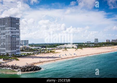 Fort Lauderdale Beach in Florida bietet weißen Sandstrand, klares blaues Wasser und Fort Lauderdale Beachfront Promenade, die an der Küste vorbei an lu verläuft Stockfoto