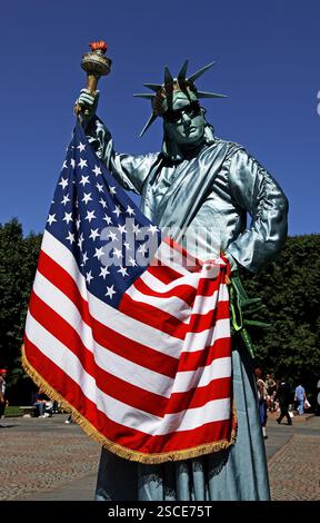 Mann mit US-Flagge verkleidet als Freiheitsstatue im Central Park, New York City, USA, Nordamerika Stockfoto
