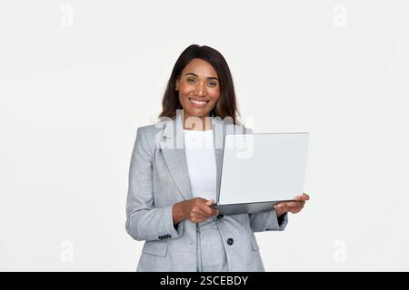 Glückliche afroamerikanische Geschäftsfrau, die Laptop isoliert an der weißen Wand hält. Stockfoto