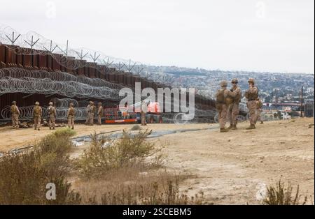 SAN YSIDRO, KALIFORNIEN, USA - 4. Februar 2025 - US-Marines des 1. Kampfingenieurbataillons, 1. Marinedivision, setzen Kontertinadraht entlang der Küste ein Stockfoto