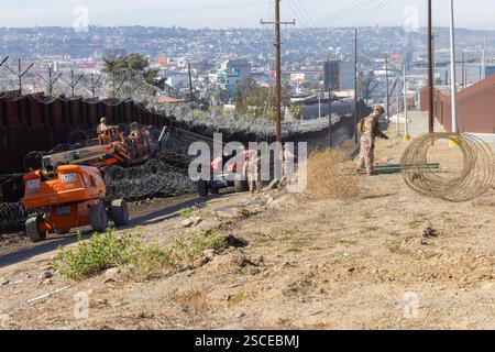 SAN YSIDRO, KALIFORNIEN, USA - 4. Februar 2025 - US-Marines des 1. Kampfingenieurbataillons, 1. Marinedivision, setzen Kontertinadraht entlang der Küste ein Stockfoto