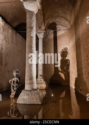 Medusa-Statue in der Zisterne der Basilika | Istanbul, Türkei Stockfoto
