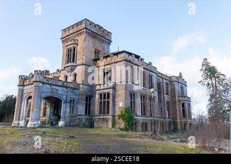 Birkwood Castle, auch bekannt als Birkwood House, ein verlassenes gotisches Landhaus in Lesmahagow, South Lanarkshire, Schottland, das als hospit genutzt wurde Stockfoto