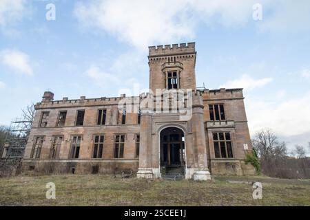 Birkwood Castle, auch bekannt als Birkwood House, ein verlassenes gotisches Landhaus in Lesmahagow, Schottland, das bis 2005 als Krankenhaus diente, verließ das Haus Stockfoto