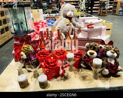 Kiew, Ukraine - 05. Februar 2025: Ausstellung mit Geschenken mit Teddybären, Wein, Kerzen und dekorativen Schachteln. Stockfoto