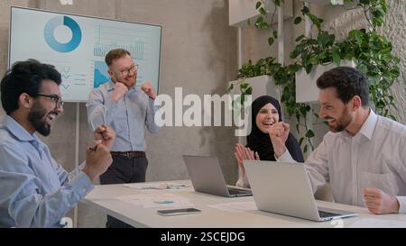 Multi ethnische Vielfalt Geschäftsteams Kollegen Mitarbeiter Unternehmenspartner feiern Sieg erfolgreiche Teamarbeit Leistung gutes Ergebnis glücklich Stockfoto