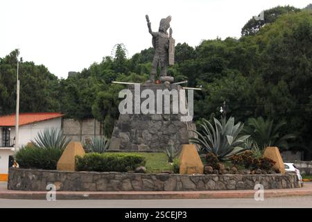 Tepoztlan, Morelos, Mexiko - 7. November 2024: Kopfsteinpflasterstraßen der magischen Stadt Tepoztlan in Morelos, Mexiko, ein Ort der Ruhe, mystischen und warmen Klima Stockfoto
