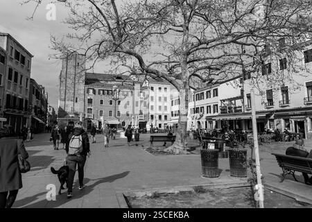 Venedig, Italien - 3. April 2022: Campo Santa Margherita ist ein Stadtplatz im Dorsoduro in Venedig, Veneto, Italien. Stockfoto