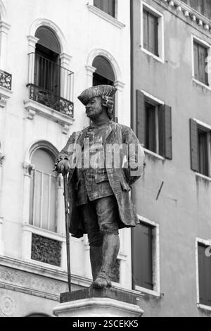 Venedig, Italien - 3. April 2022: Statue des Dramatikers Carlo Goldoni auf dem Campo San Bartolomeo in Venedig, Italien. Stockfoto