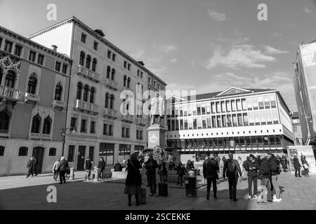 Venedig, Italien - 3. April 2022: Statue des Dramatikers Carlo Goldoni auf dem Campo San Bartolomeo in Venedig, Italien. Stockfoto