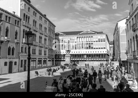 Venedig, Italien - 3. April 2022: Statue des Dramatikers Carlo Goldoni auf dem Campo San Bartolomeo in Venedig, Italien. Stockfoto