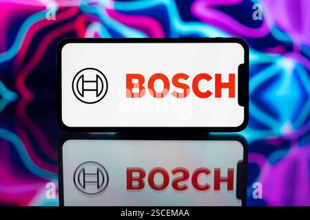 In dieser Abbildung wird das Bosch-Logo auf dem Bildschirm eines Mobiltelefons angezeigt. Stockfoto
