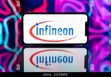 In dieser Abbildung wird das Logo von Infineon Technologies auf dem Bildschirm eines Mobiltelefons angezeigt. Stockfoto