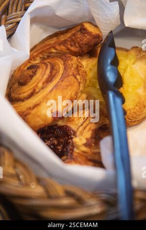 Gebäck, Korb, dänischer Pudding, Nüsse, auf dem Tisch, kontinentales Frühstück Stockfoto
