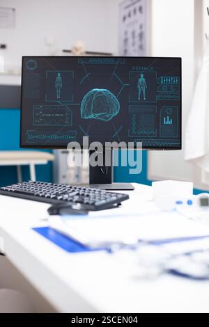 Nahaufnahme auf dem Desktop-Monitor, der hud-Bildgebung von weiblichem Gehirn und Körper zeigt, welche Technologie für die medizinische Diagnose verwendet wird. Computerbildschirm des Gesundheitszentrums, der neurowissenschaftliche menschliche Analysen zeigt. Stockfoto