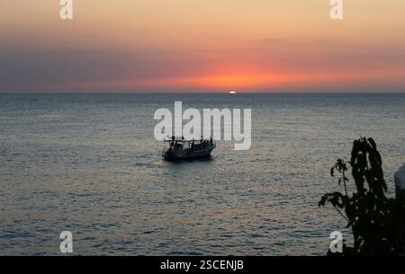 Ein Stück Sonne, die in den Westen sinkt, aus Rick's Cafe Negri, Jamacia Stockfoto