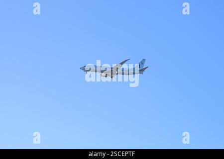 US Navy Boeing P-8A Poseidon Flugzeug fliegt über Troon im Anflug auf Glasgow Prestwick Airport, South Ayrshire, Schottland, Großbritannien, Europa Stockfoto
