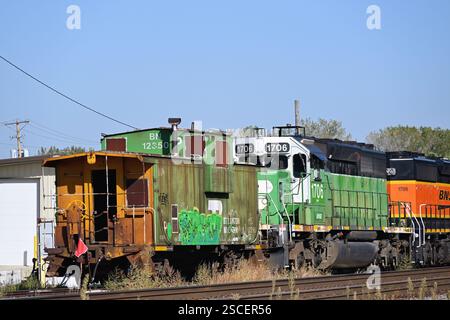 Rochelle, Illinois, USA. Zwei Lokomotiven von Burlington Northern Santa Fe und ein Caboose warten auf ihren nächsten Einsatz. Stockfoto