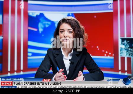 Journalist berichtet über Flugzeugabsturz, da die Nation in Panik Gerät, wenn es möglich ist, einen Terroranschlag zu treffen. Late-Night-Show moderiert von einem Reporter, um aktuelle ungewöhnliche Aktivitäten und Flugunfälle zu betrachten. Stockfoto