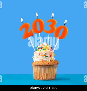 Kerze Nummer 2030 für ein frohes neues Jahr - Silvesterfeier auf blauem Hintergrund Stockfoto
