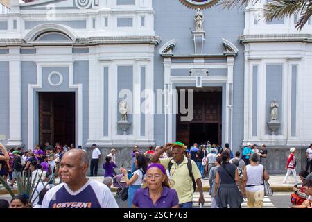 März 2024. Caracas, Venezuela. Gläubige besuchen die Tempel während der Karwoche Stockfoto