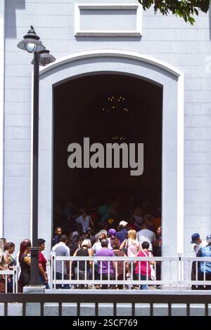 März 2024. Caracas, Venezuela. Gläubige besuchen die Tempel während der Karwoche Stockfoto