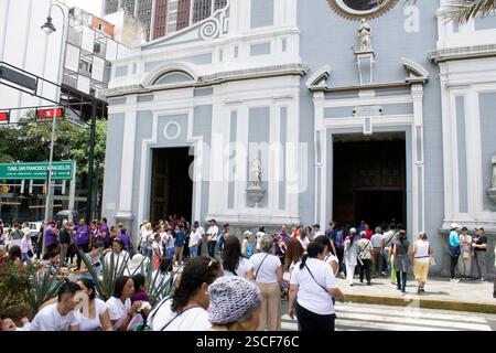 März 2024. Caracas, Venezuela. Gläubige besuchen die Tempel während der Karwoche Stockfoto
