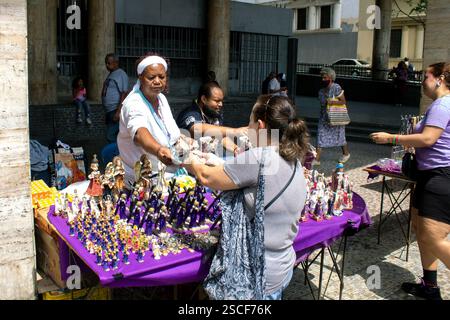 März 2024. Caracas, Venezuela. Die Feiertage, die mit der Religion verbunden sind, insbesondere die Karwoche, sind eine Gelegenheit für Verkäufer, etwas Geld zu verdienen Stockfoto