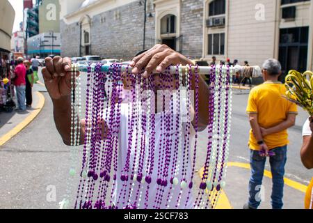 März 2024. Caracas, Venezuela. Die Feiertage, die mit der Religion verbunden sind, insbesondere die Karwoche, sind eine Gelegenheit für Händler, etwas Geld zu verdienen Stockfoto