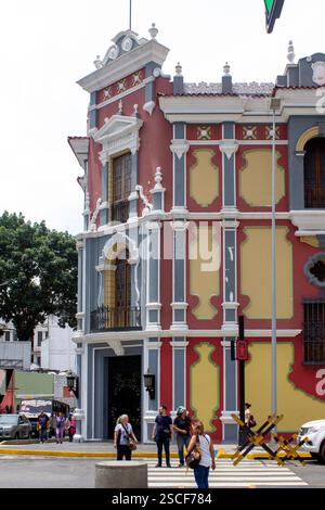 März 2024. Caracas, Venezuela. Kolonialarchitektur im Stadtzentrum. Historisches Archiv Miraflores Stockfoto