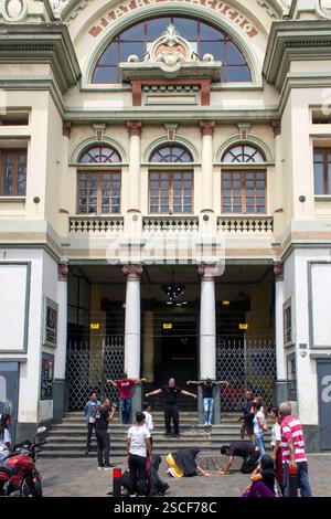 März 2024. Caracas, Venezuela. Kolonialarchitektur im Stadtzentrum. Gläubige üben Akt während der Karwoche Stockfoto