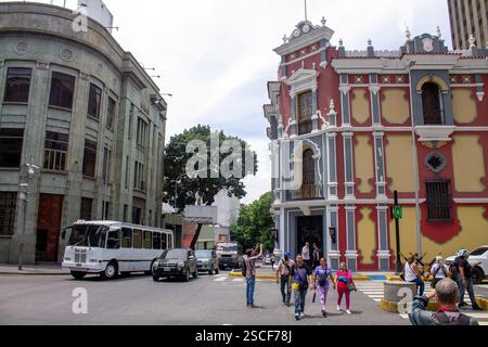 März 2024. Caracas, Venezuela. Kolonialarchitektur im Stadtzentrum. Historisches Archiv Miraflores Stockfoto
