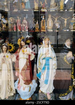 März 2024. Caracas, Venezuela. Verkauf religiöser Figuren Stockfoto